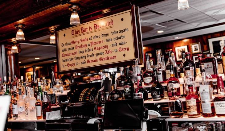 After 85 years in Chicago, Frank Sinatra’s favorite steakhouse is reviving menu classics for a limited time