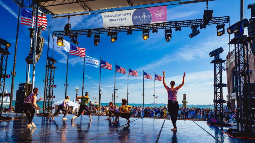 Este emblemático lugar de Chicago, de 3.300 pies, se va a convertir en un festival gigantesco con cinco escenarios y más de 100 artistas, y la entrada es totalmente gratis