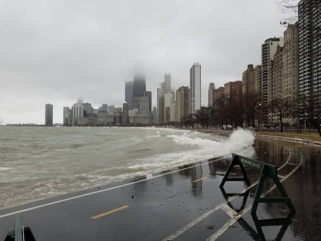Condiciones lluviosas en la costa del lago de Chicago