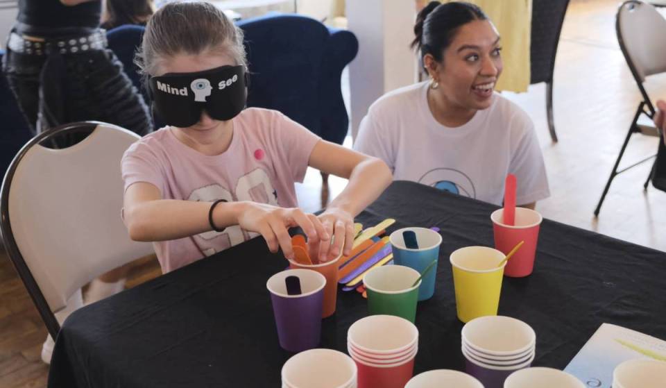Esta academia de Chicago, centrada en la familia, anima a los niños a entrenar su concentración a través de juegos sensoriales, mientras los padres se convierten en compañeros de equipo de confianza, y todo ello sin pasar ni un minuto delante de la pantalla