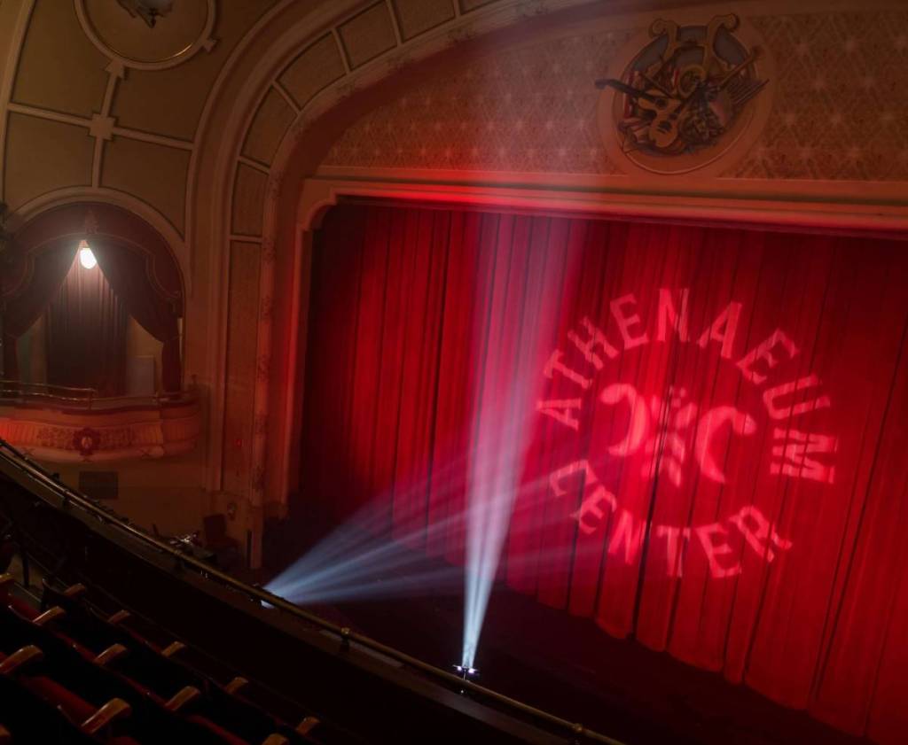 El interior del teatro del Athenaeum Center for Thought & Culture de Chicago