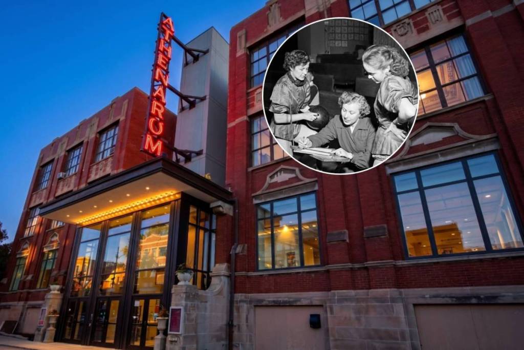 El exterior del Athenaeum Center for Thought & Culture de Chicago, además de unas mujeres jugando a los bolos en una bolera