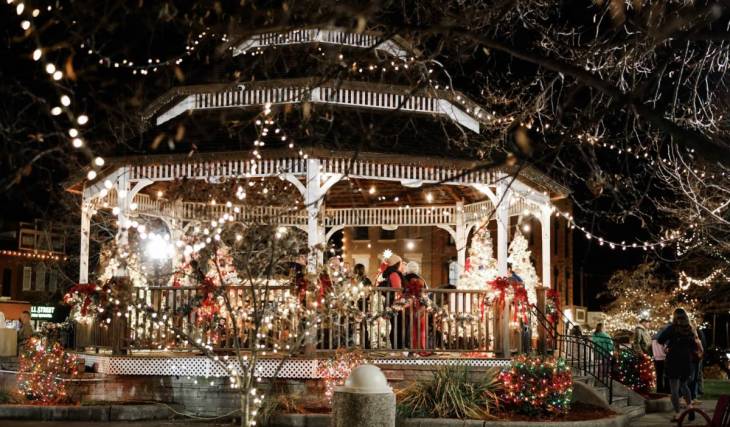 An Illinois town has been named one of 25 “Hallmark Christmas Towns” in the U.S. for 2026—famous for its historic square and winter market