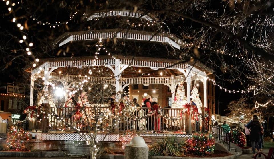 An Illinois town has been named one of 25 “Hallmark Christmas Towns” in the U.S. for 2026—famous for its historic square and winter market