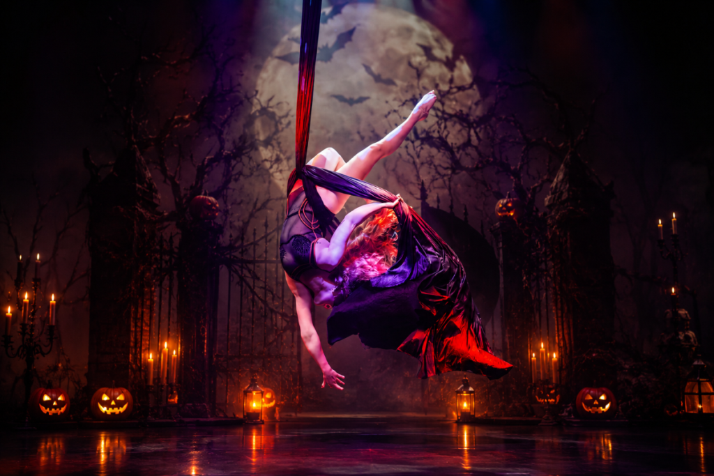 El alocado cabaret de Halloween para mayores de 21 años de Chicago, con acróbatas voladores, ya está oficialmente abierto en Experience 868 