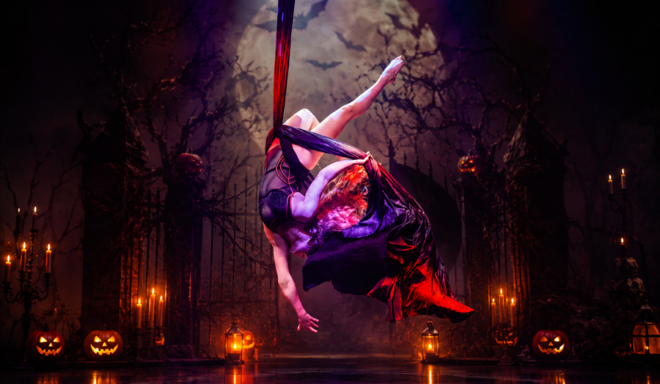 Con cócteles antes del espectáculo y acróbatas vampiros voladores, AirOtic trae de vuelta a Chicago su seductor cabaret de Halloween para mayores de 21 años, ¡BITE!