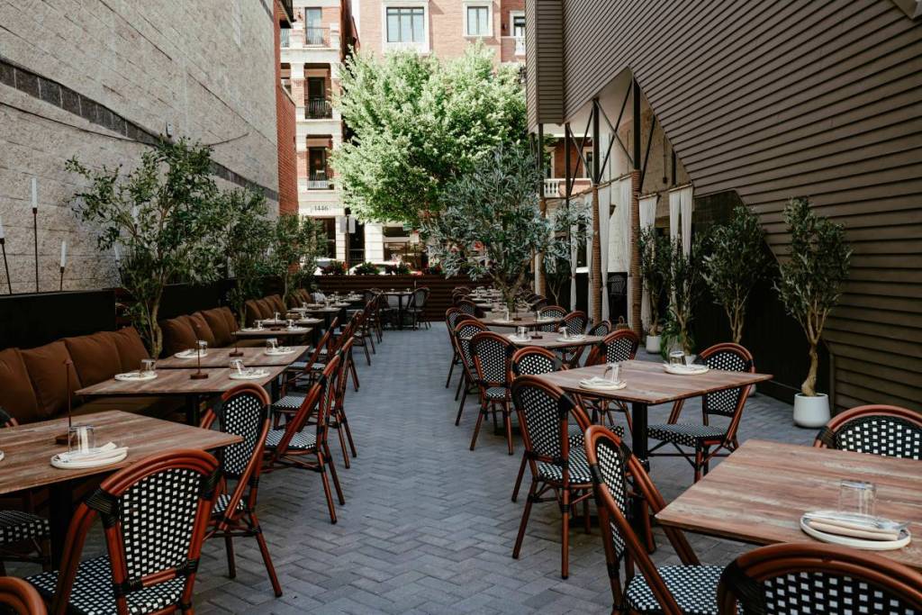 Un chef neoyorquino que se ha hecho viral acaba de abrir un gastrobar griego en Lincoln Park con una terraza de 2.400 pies cuadrados rodeada de olivos