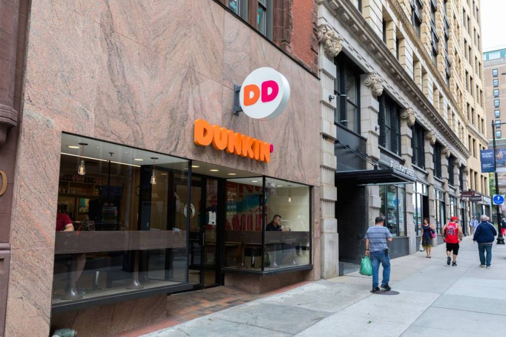 una imagen de la entrada de un local de Dunkin’