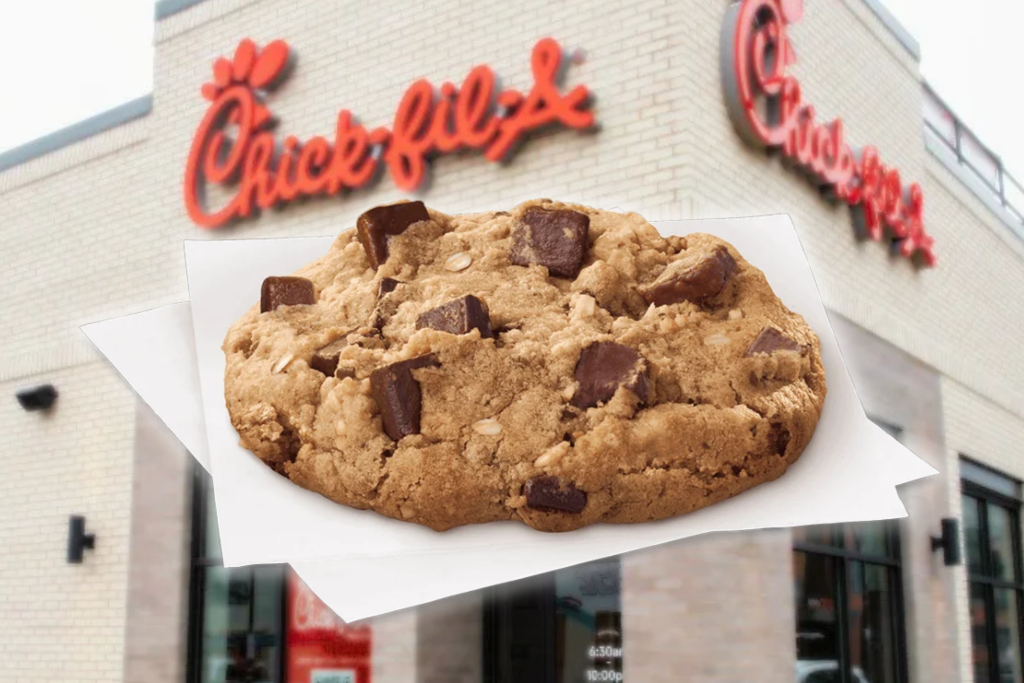Galleta «Chocolate Chunk Cookie» de Chick-fil-A delante de un local de Chick-fil-A
