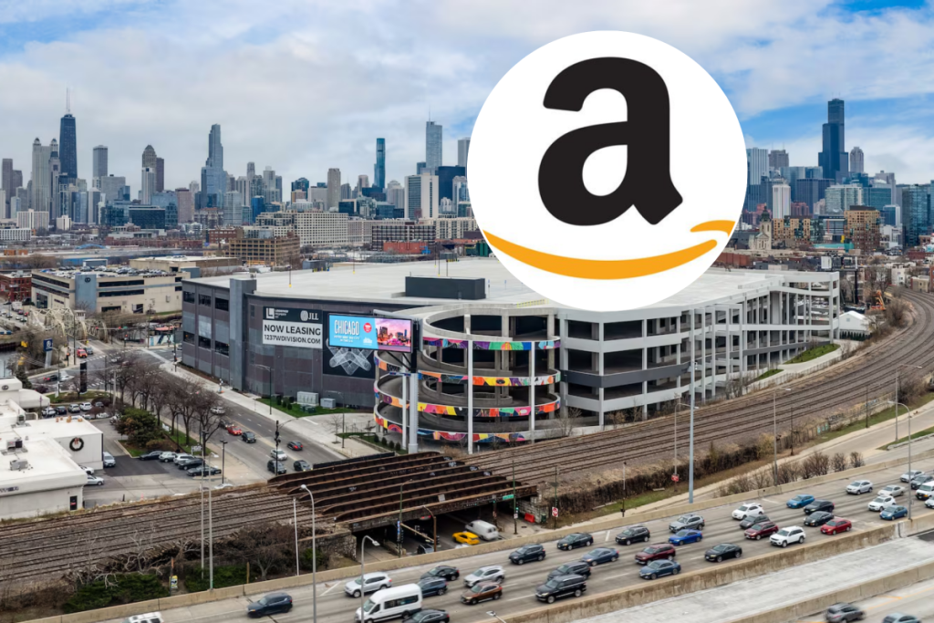 Almacén de Amazon en Chicago, en el 1237 W. Division St., un almacén vertical de cinco plantas cerca de Goose Island con el horizonte de Chicago al fondo