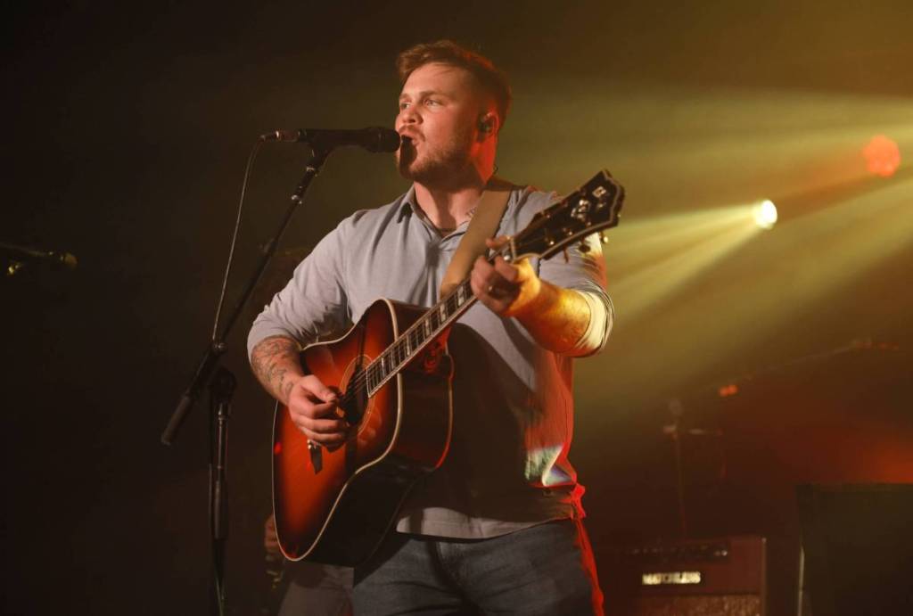 Zach Bryan actuando en un concierto
