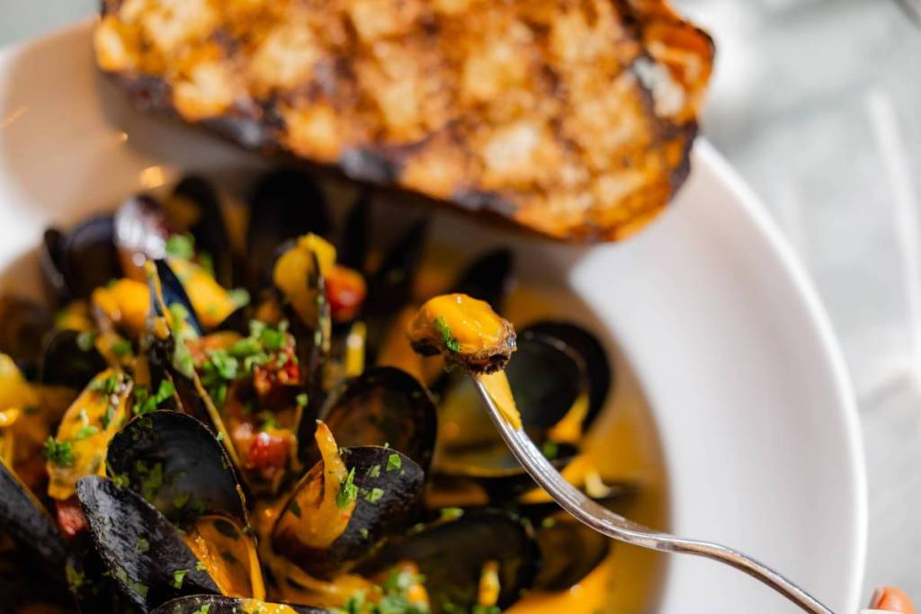 This Chicago restaurant is serving bottomless mussels and fries for $45