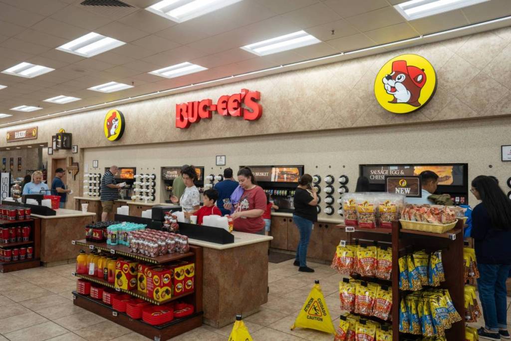 Máquinas expendedoras de refrescos en una tienda de BUC-EE'S