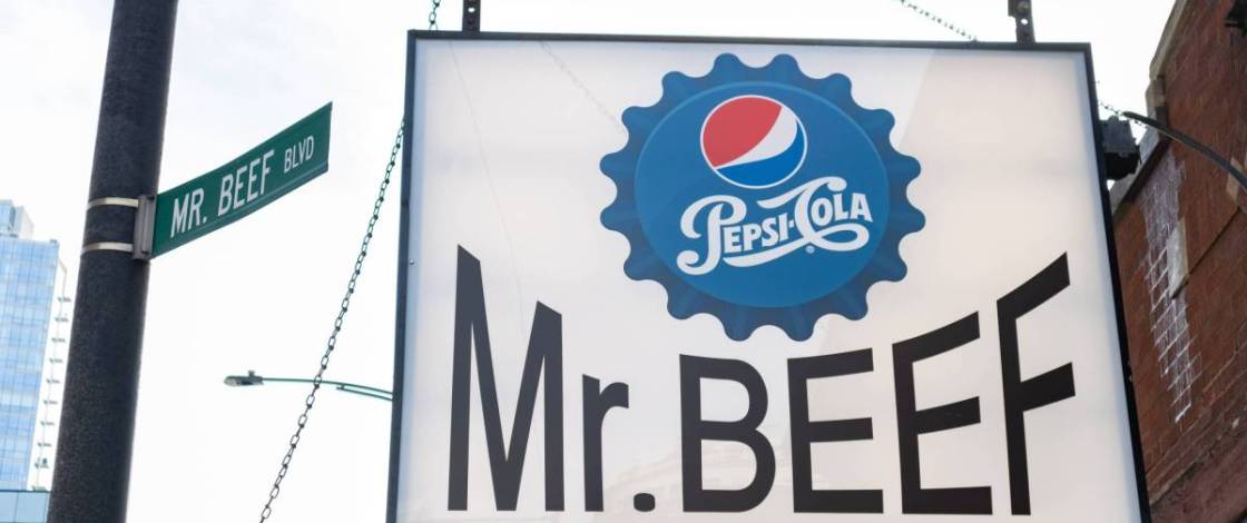El chef Santiago Lastra y Will Poulter, de «The Bear», se unen a Mr. Beef para una pop-up exclusiva de «Italian beef» con toque mexicano