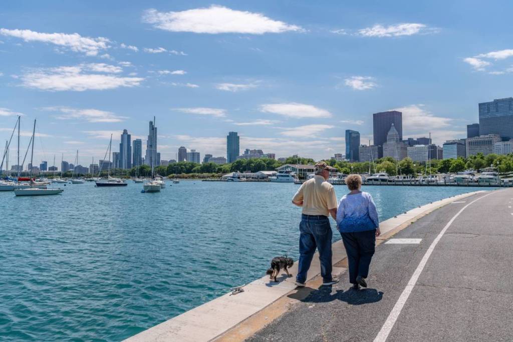 elderly couple walking in chicago