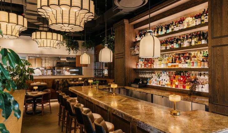 Chicago’s newest pizzeria has cozy Italian vibes, milk glass chandeliers and a front-row seat to the pizza-making