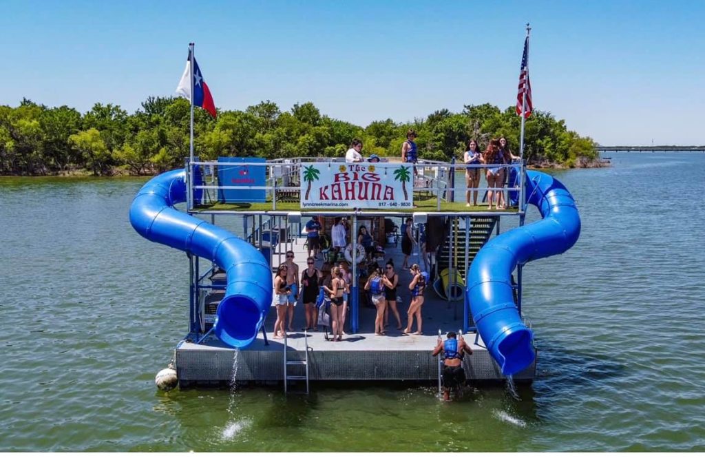 Imagen en la que se ve a gente a bordo de la barcaza de fiesta «The Wave» en Lynn Creek Marina, al sur de Dallas