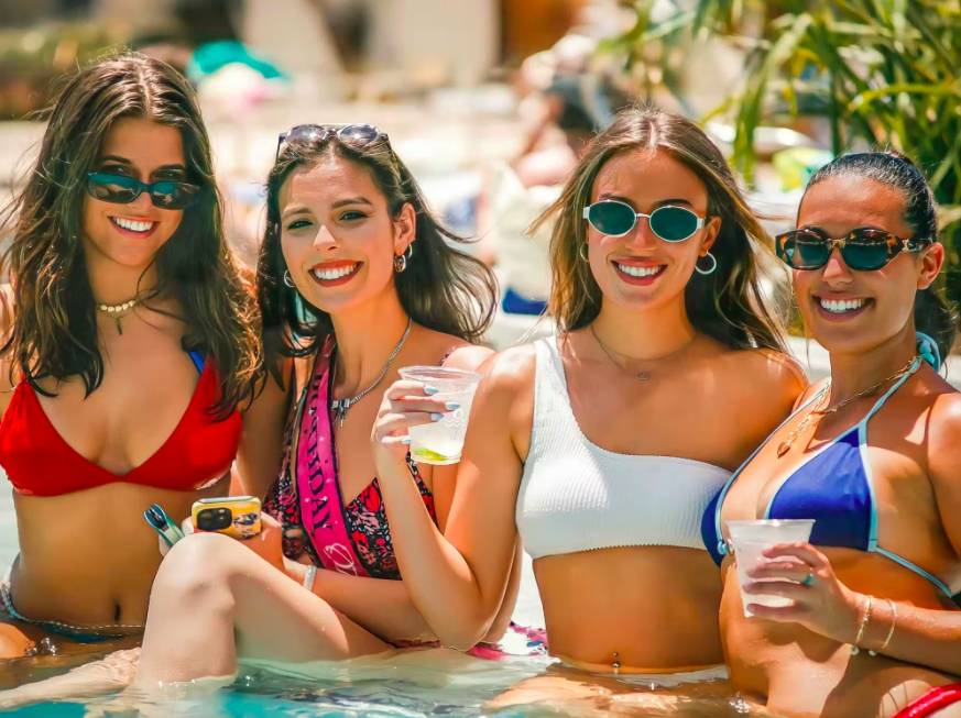 La imagen muestra a mujeres en bikini en una fiesta en la piscina del The Village Beach Club de Dallas.