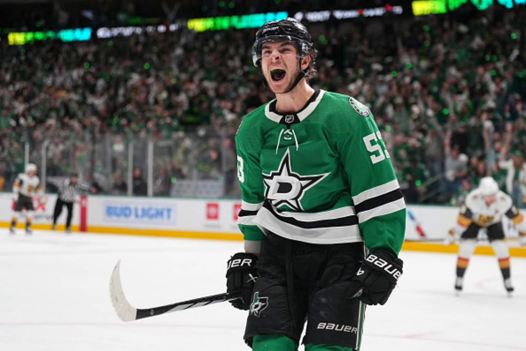 Un jugador de los Dallas Stars celebra un gol en los playoffs de la Stanley Cup.