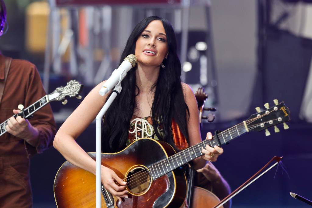 Image shows Kacey Musgraves performing. 