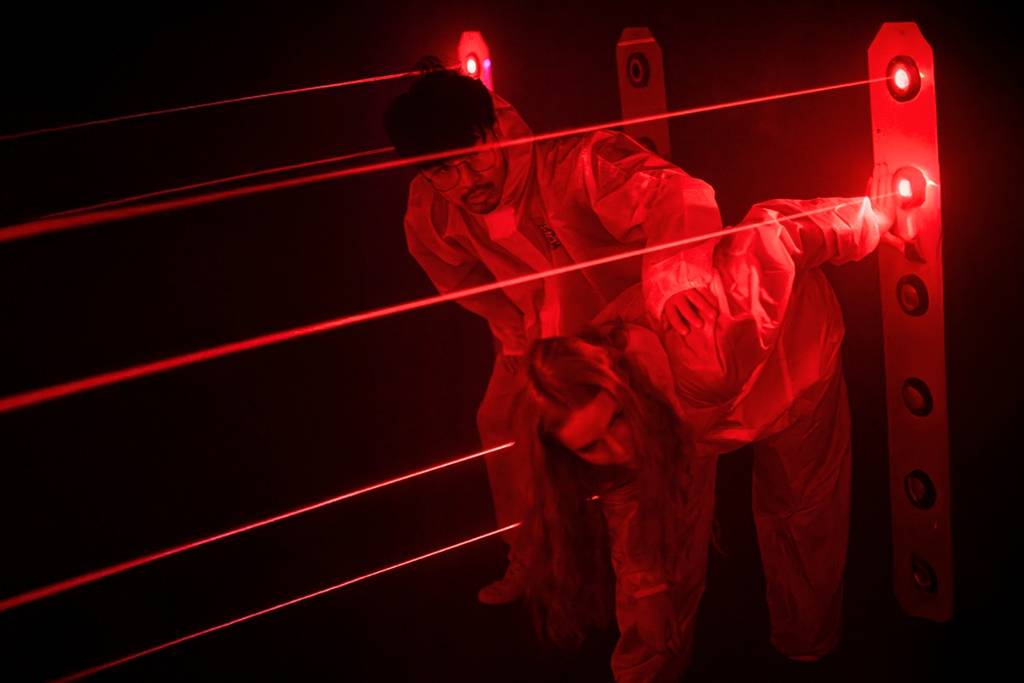 Los visitantes navegan por Glow or Go