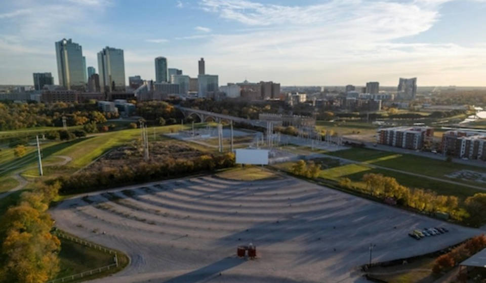 Cine con vistas al horizonte: Disfrute de una película en este autocine de Fort Worth.