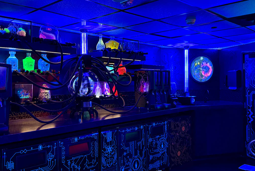 La imagen muestra el interior del nuevo bar de Meow Wolf Grapevine, Prime Materia.