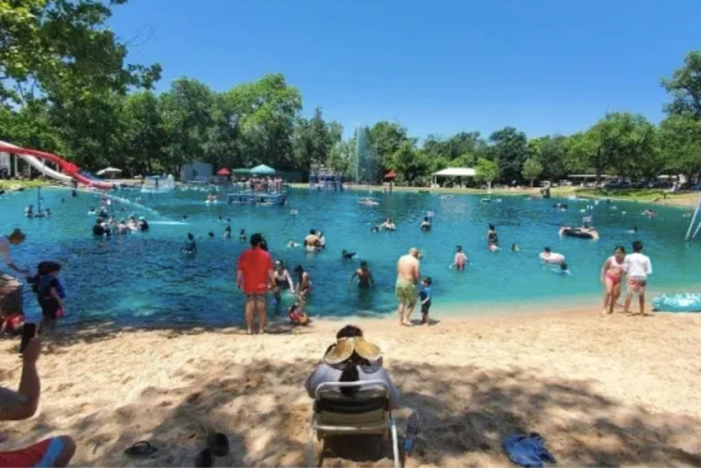 Imagen de un grupo de personas en el lago Burgers de Fort Worth, Texas.