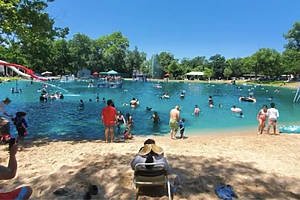 Escondido en un frondoso parque de 30 acres en Fort Worth, este remanso natural de 97 años cuenta con playas de arena y un trapecio de 25 pies por unos 20 dólares