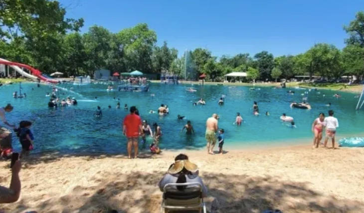 Escondido en un frondoso parque de 30 acres en Fort Worth, este remanso natural de 97 años cuenta con playas de arena y un trapecio de 25 pies por unos 20 dólares