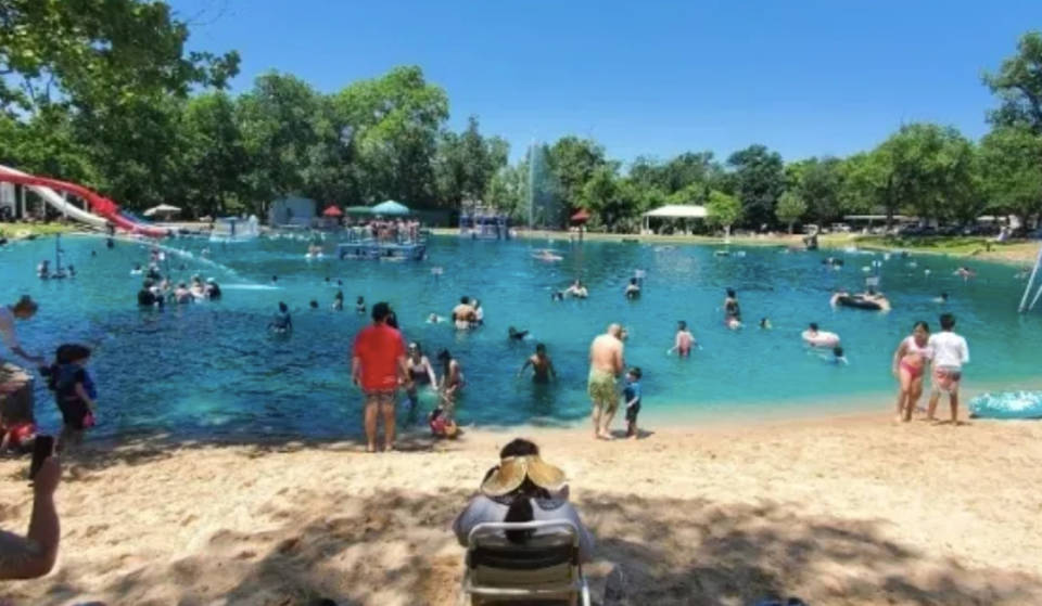Esta piscina de Fort Worth, alimentada por la primavera, es una visita obligada en verano