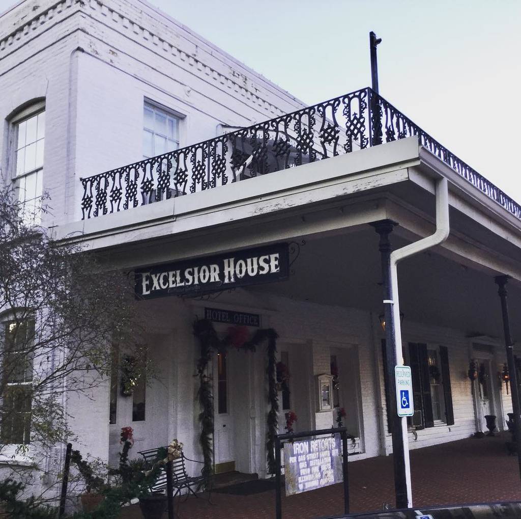 Image shows the entrance to the Excelsior House Hotel in Jefferson, Texas.