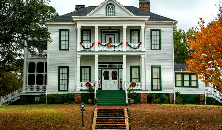 The &#8216;Most Haunted Small Town In Texas&#8217; Is Home To The Hotel Rumored To Have Inspired Steven Spielberg&#8217;s &#8216;Poltergeist&#8217; And Is Just Outside DFW