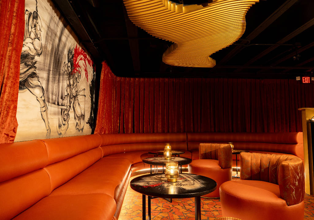 La imagen muestra la cabina VIP del bar clandestino AKAI con un mural de dragones.