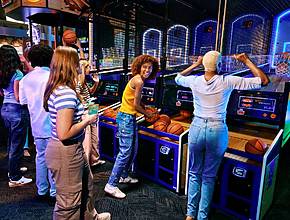 A March Madness Watch Party Has Taken Over Dave &amp; Buster’s With 40-Foot Screens, Bottomless Wings, And Unlimited Games