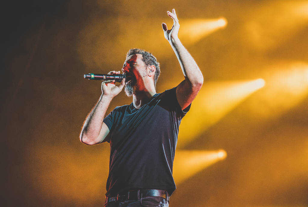 Imagen del líder de System of a Down, Serj Tankien, sobre el escenario.