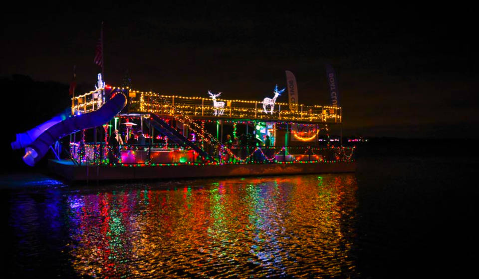 Zarpa para brillar: Disfruta de un mágico crucero navideño en DFW en el barco de fiesta más grande de Texas