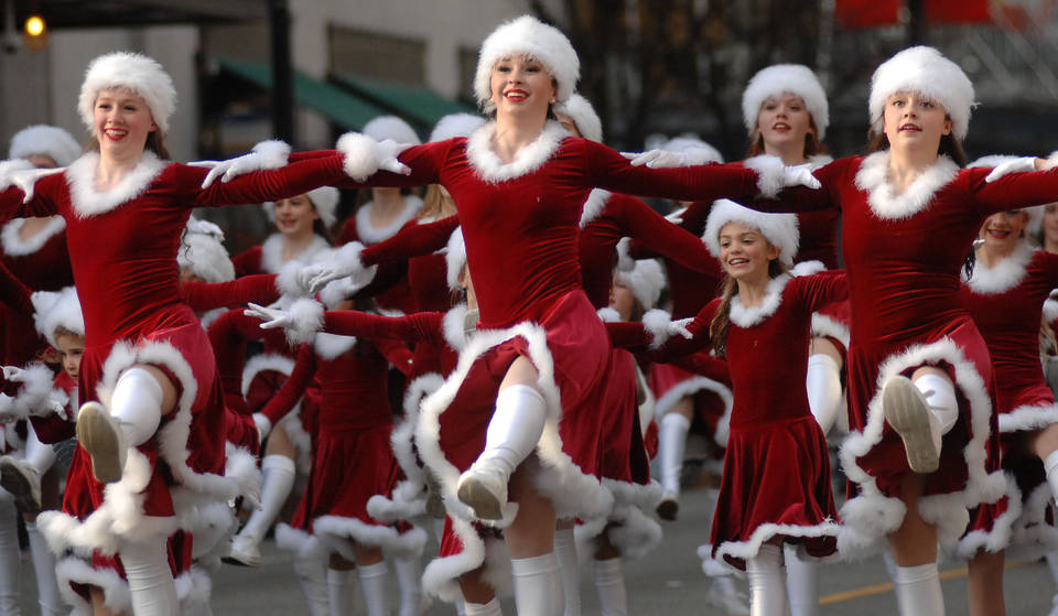 ¡Prepárate para tintinear! El vibrante desfile navideño de Dallas regresa con carrozas, diversión y Papá Noel
