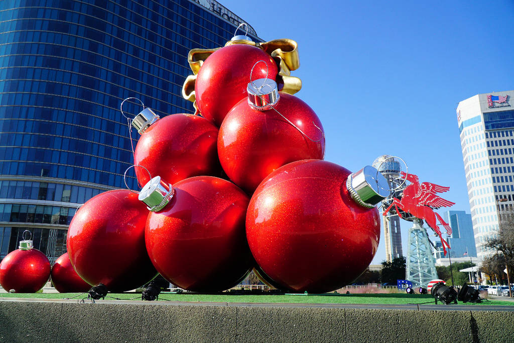 La imagen muestra una instalación de adornos gigantes en Dallas.