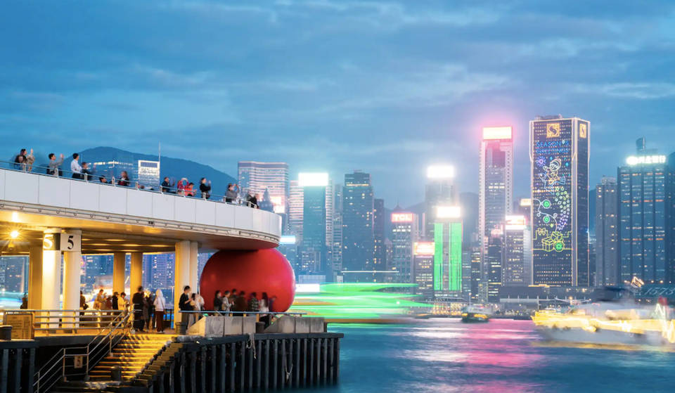 Una bola roja gigante rebotará por Dallas esta primavera: aquí te explicamos por qué.