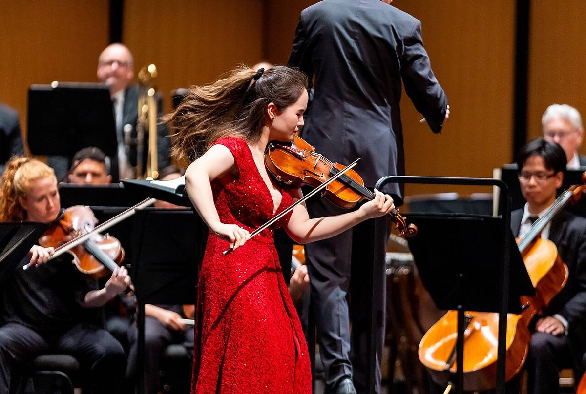 Jaewon Wee violin, performs at finals at Dallas International Violin Competition with Dallas Chamber Symphony at Moody Performance Hall