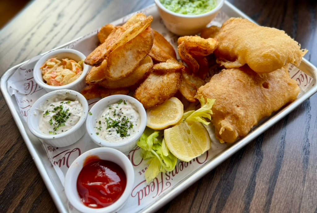 La imagen muestra un plato de fish and chips. 