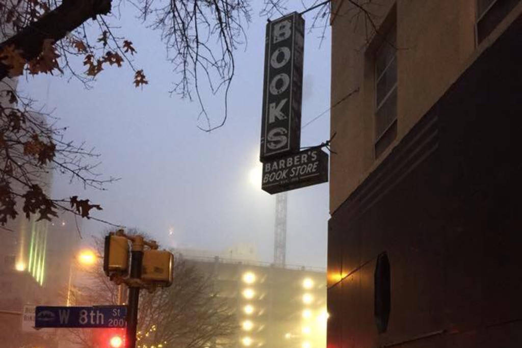 La imagen muestra el letrero de Barber's Book Store en Fort Worth.