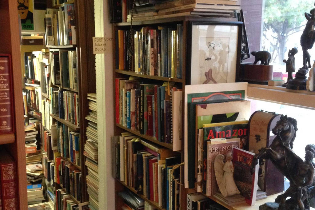 La imagen muestra las estanterías de Barber's Book Store en Fort Worth.