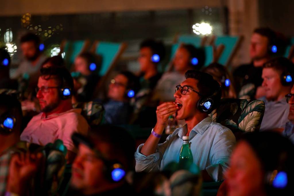 La imagen muestra a los espectadores en el Rooftop Cinema Club.