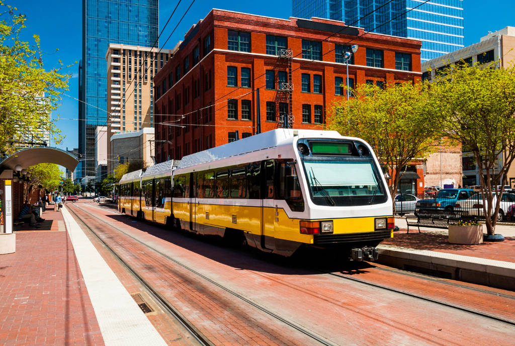 La imagen muestra el DART en transición en Dallas.