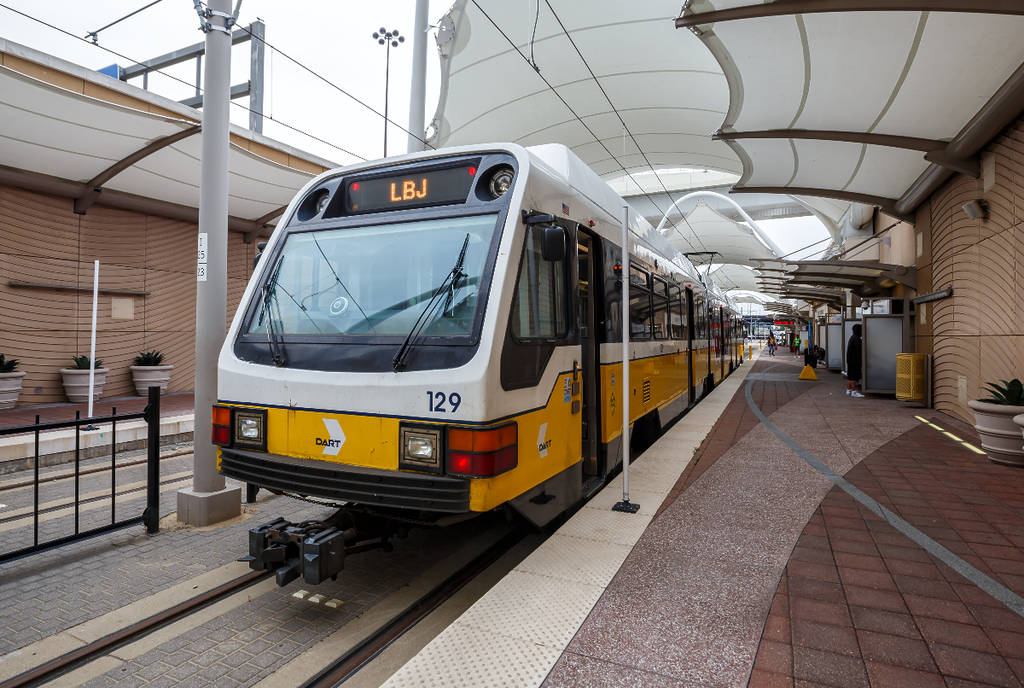 La imagen muestra el DART de Dallas en una estación.