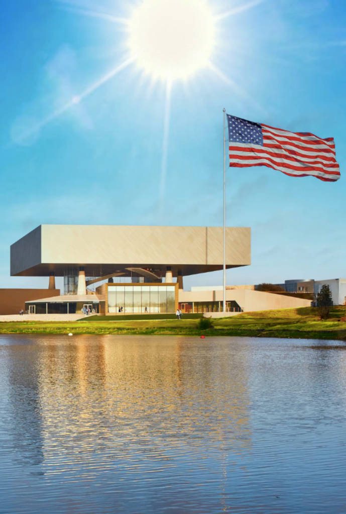 La imagen muestra el exterior del Museo Nacional de la Medalla de Honor en Arlington, Texas.