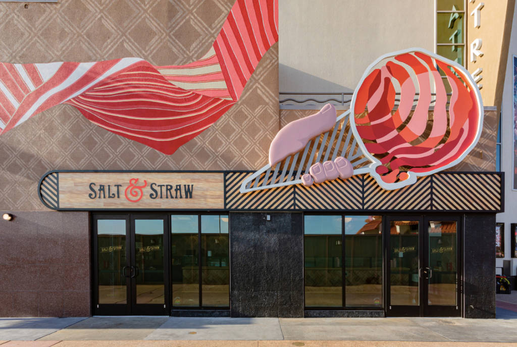 La imagen muestra la fachada de la heladería Salt & Straw.