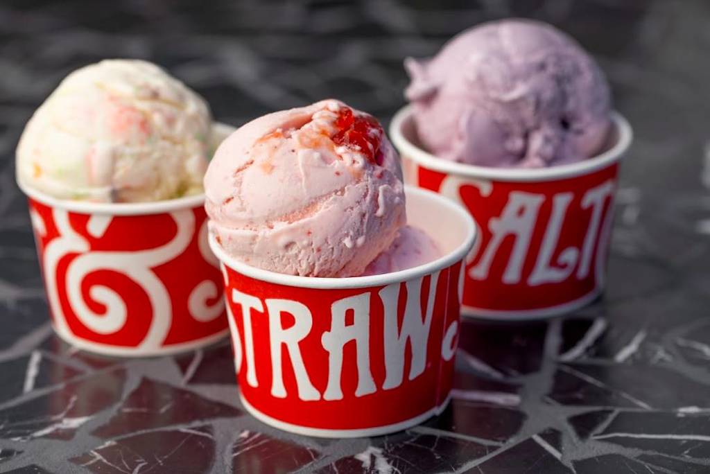 La imagen muestra un trío de sabores de helado de Salt & Straw.